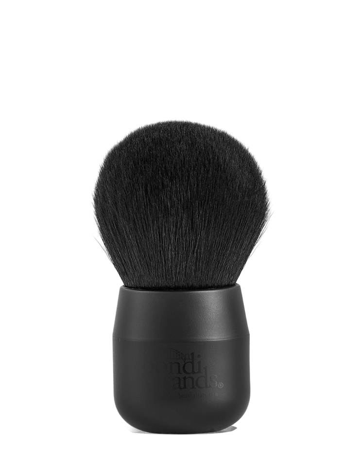 The BondiSandsEU Powder Brush features dense, rounded bristles and a short matte black handle, making it ideal for applying self tan drying powder and achieving a flawless glow.